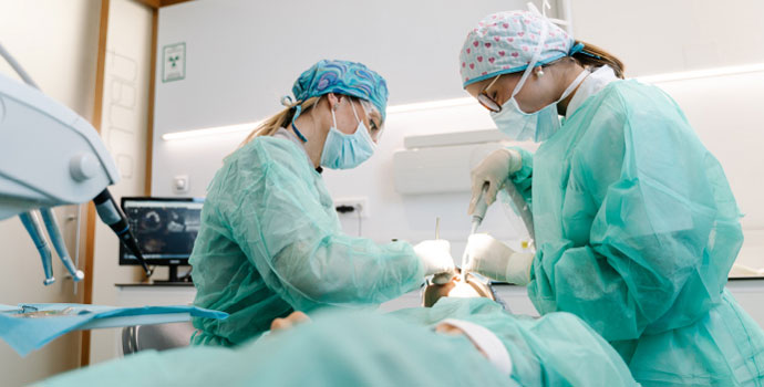 Odontóloga y su asistente en cirugía oral