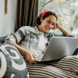 Joven sonriendo mirando computador