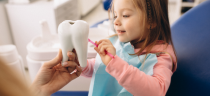 Niña aprendiendo a lavarse los dientes
