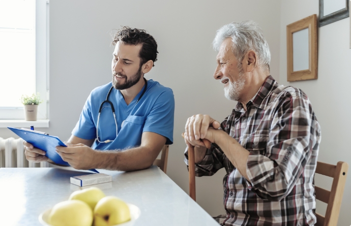 Doctor con paciente adulto en su casa